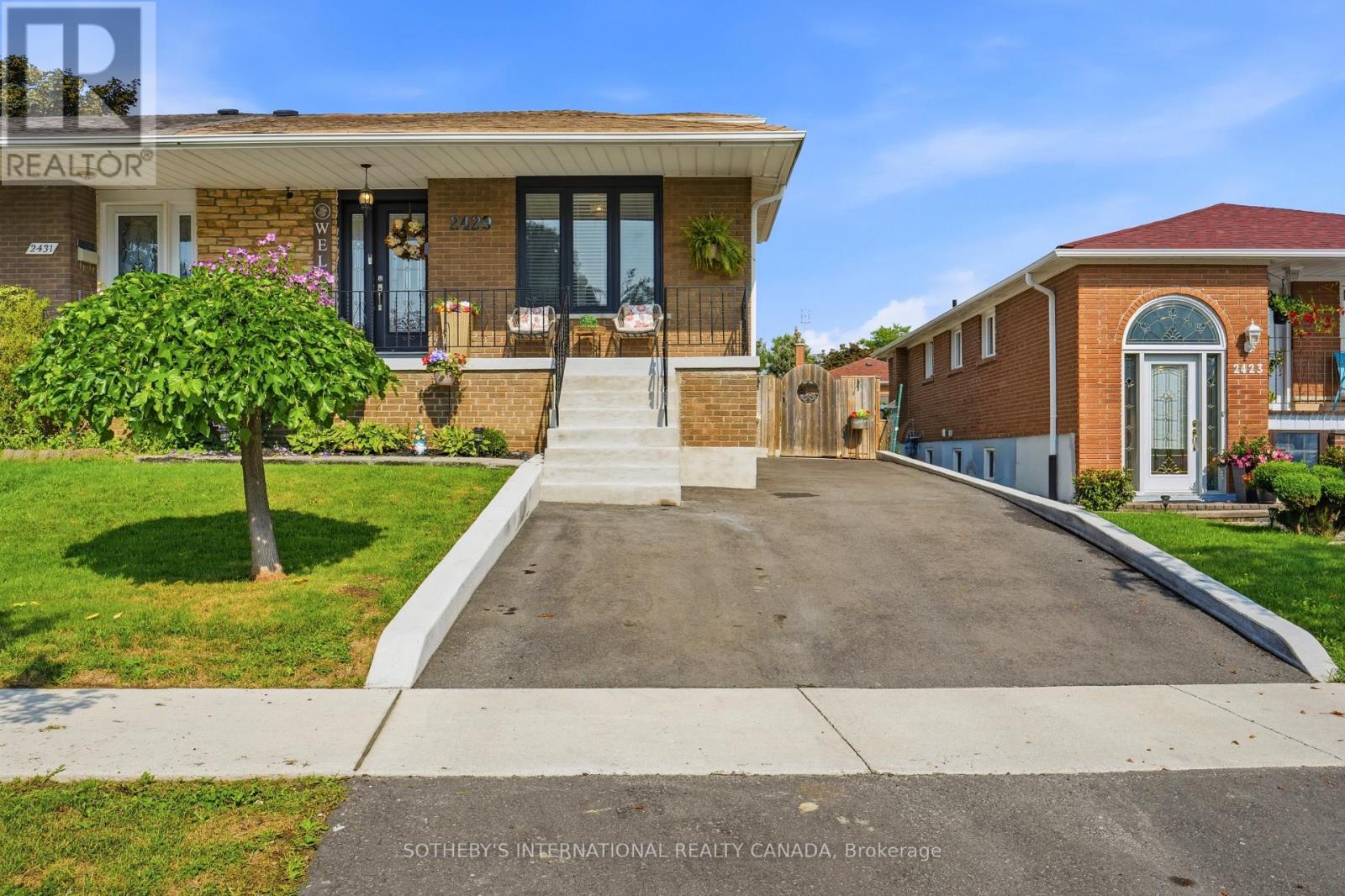 2429 Whaley Whaley Drive, Mississauga, Ontario  L5B 2B3 - Photo 2 - W13751332
