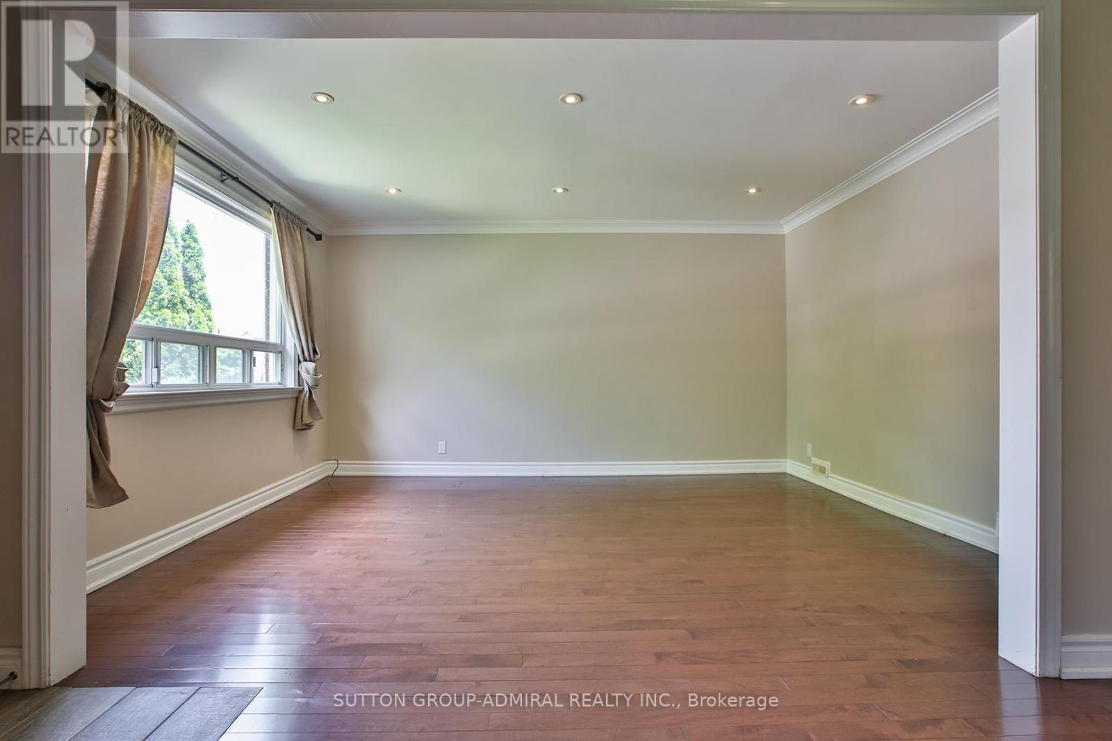 33 Regina Avenue, Toronto, Ontario  M6A 1R4 - Photo 11 - C13751390