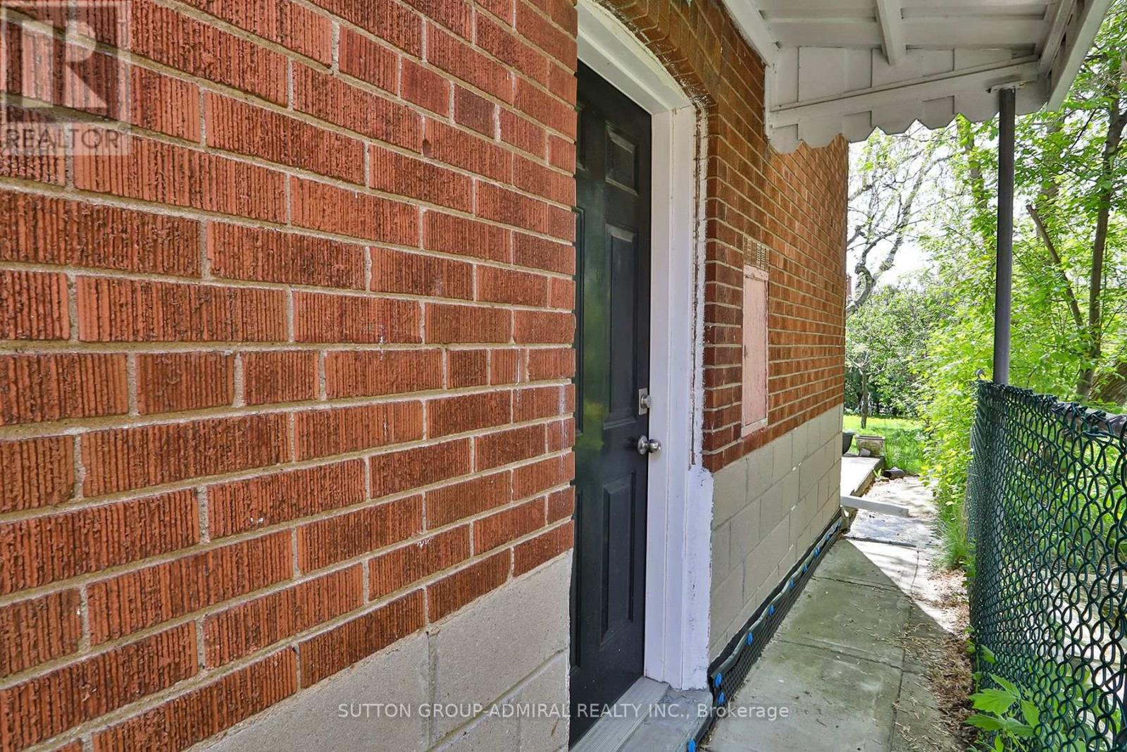 33 Regina Avenue, Toronto, Ontario  M6A 1R4 - Photo 33 - C13751390