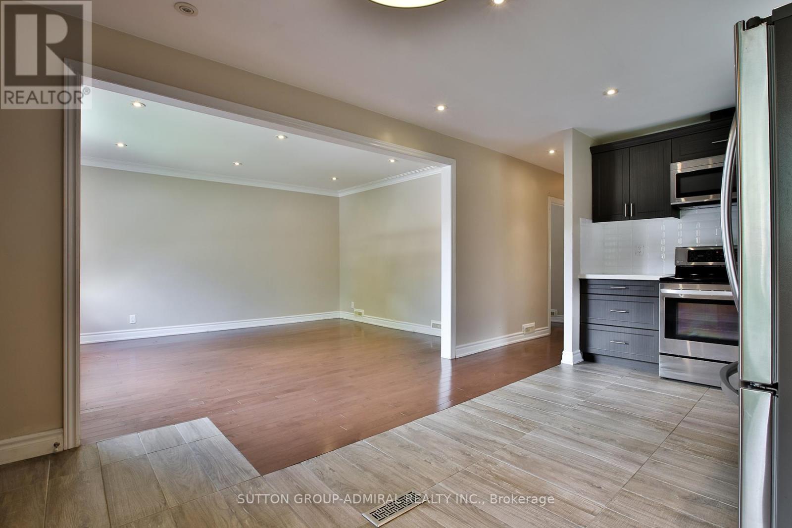 33 Regina Avenue, Toronto, Ontario  M6A 1R4 - Photo 6 - C13751390