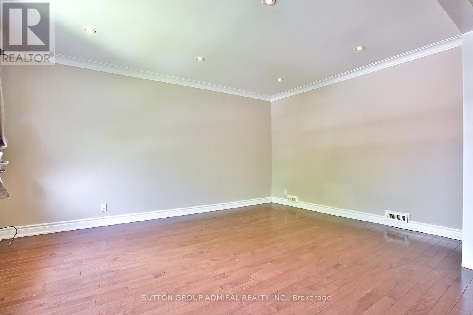 33 Regina Avenue, Toronto, Ontario  M6A 1R4 - Photo 8 - C13751390