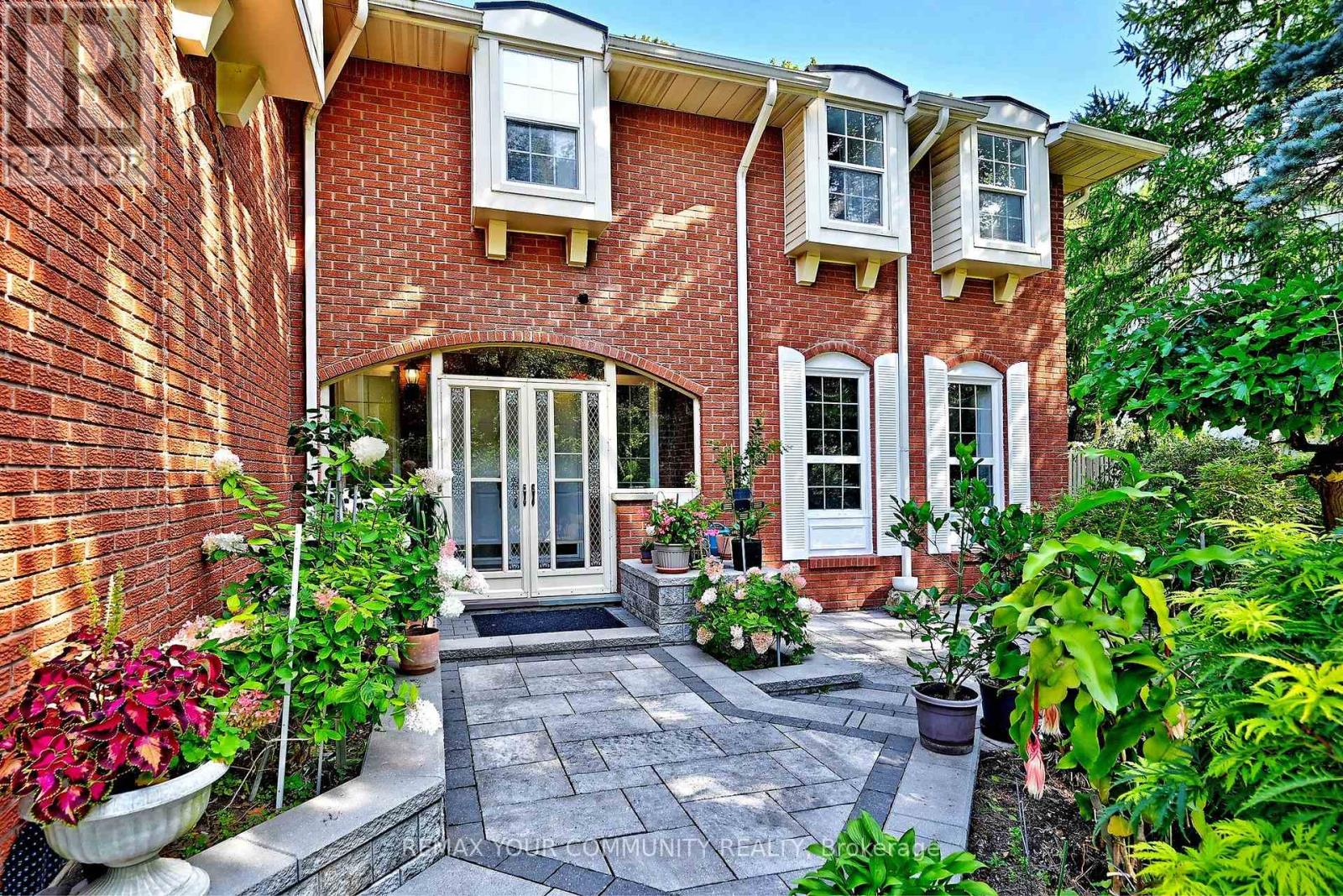88 Cambridge Crescent, Richmond Hill, Ontario  L4C 6G2 - Photo 3 - N13751402