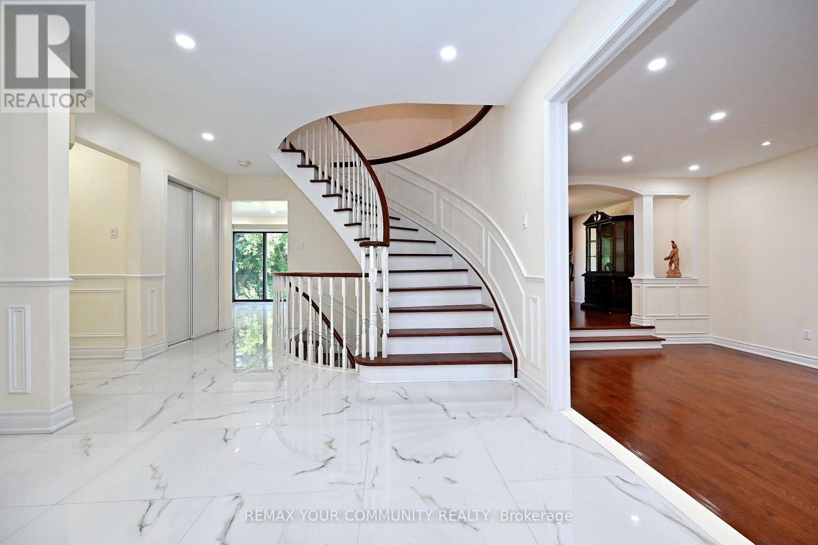 88 Cambridge Crescent, Richmond Hill, Ontario  L4C 6G2 - Photo 4 - N13751402