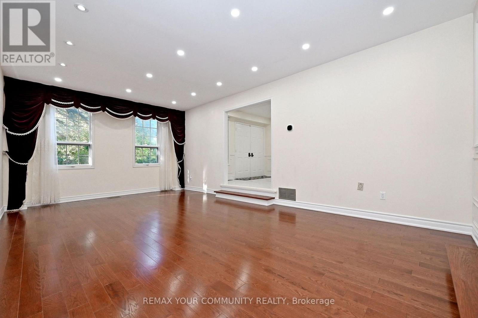88 Cambridge Crescent, Richmond Hill, Ontario  L4C 6G2 - Photo 7 - N13751402