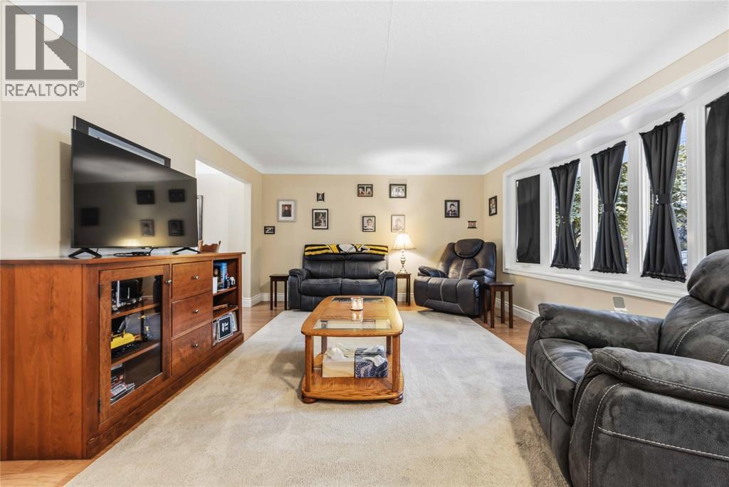 1293 SEVERIN DRIVE South Sarnia Ontario Canada N7S2B9 3