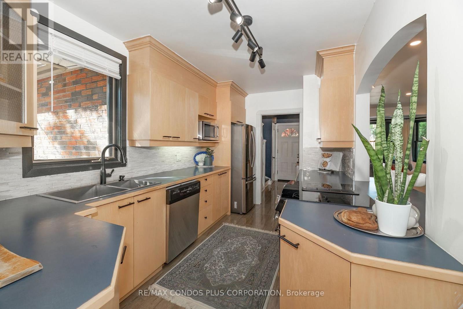 11 Elton Crescent, Toronto, Ontario  M8W 2X9 - Photo 10 - W13751458