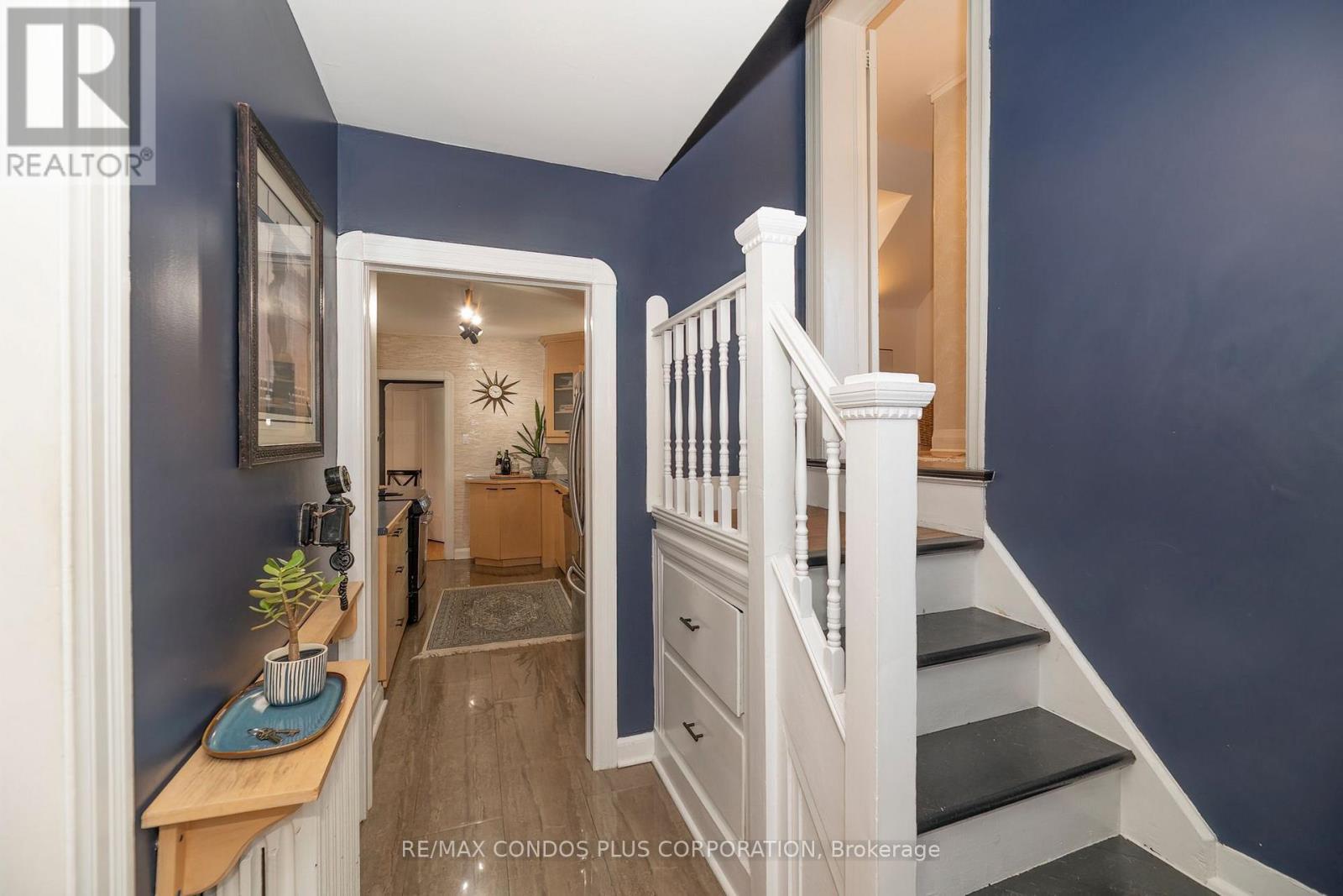 11 Elton Crescent, Toronto, Ontario  M8W 2X9 - Photo 4 - W13751458