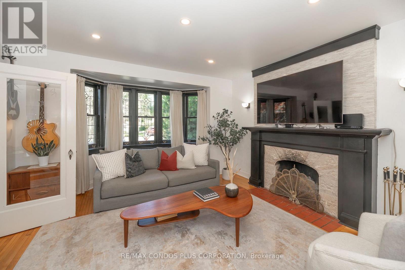 11 Elton Crescent, Toronto, Ontario  M8W 2X9 - Photo 5 - W13751458