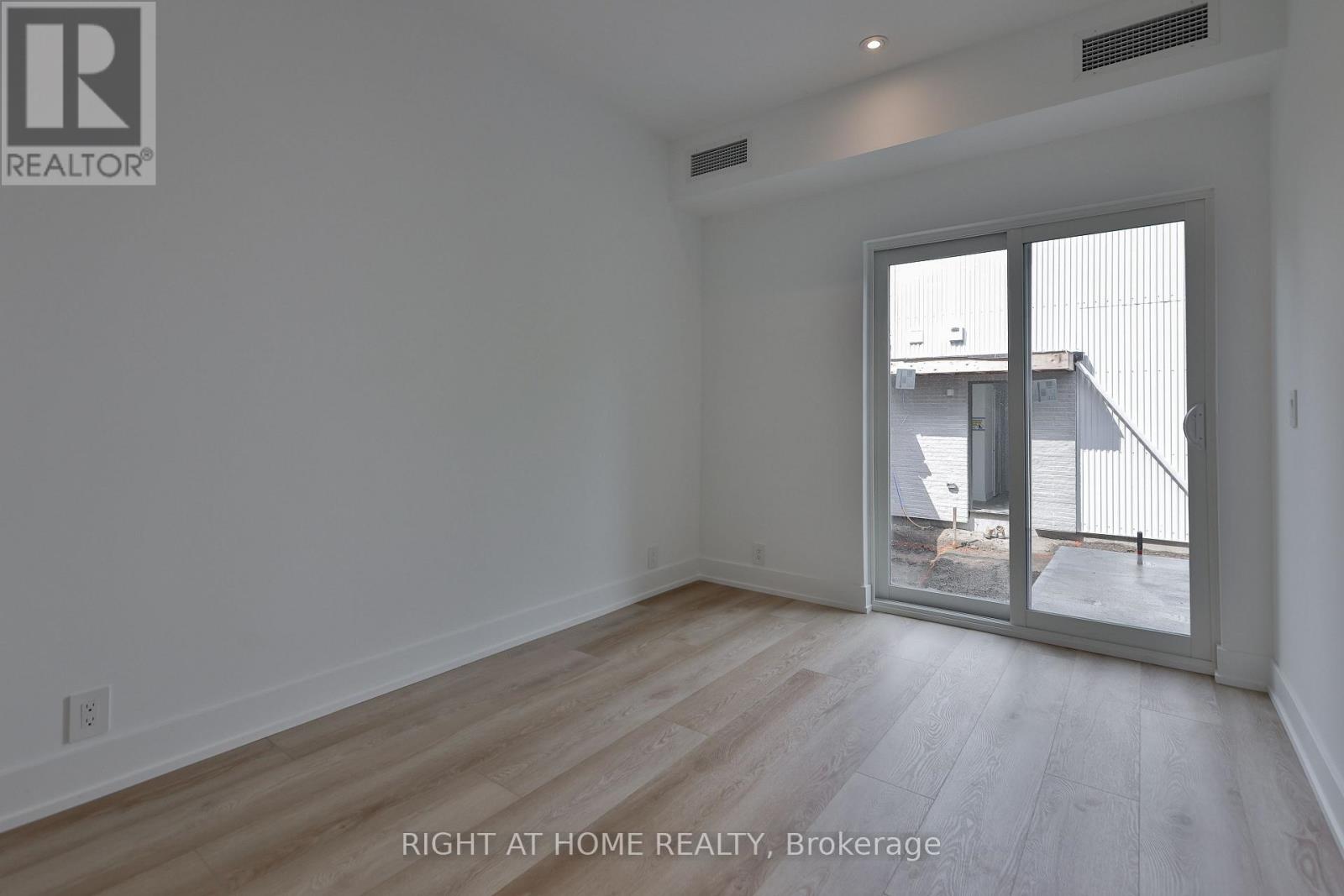 1-Main Floor - 266 Indian Grove, Toronto, Ontario  M6P 2H5 - Photo 11 - W13751582