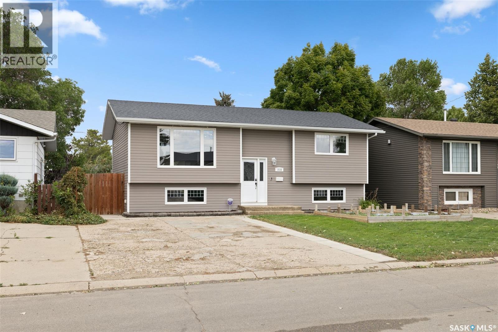 1538 Spadina Street W, Moose Jaw, Saskatchewan  S6H 7E6 - Photo 2 - SK047529