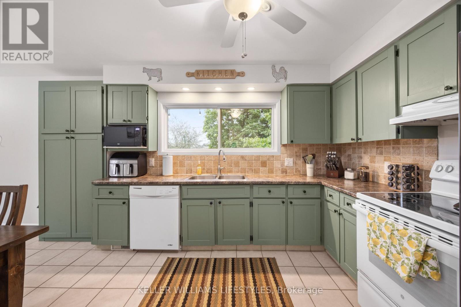 188 Queen Street, North Middlesex, Ontario  N0M 1A0 - Photo 11 - X13751710