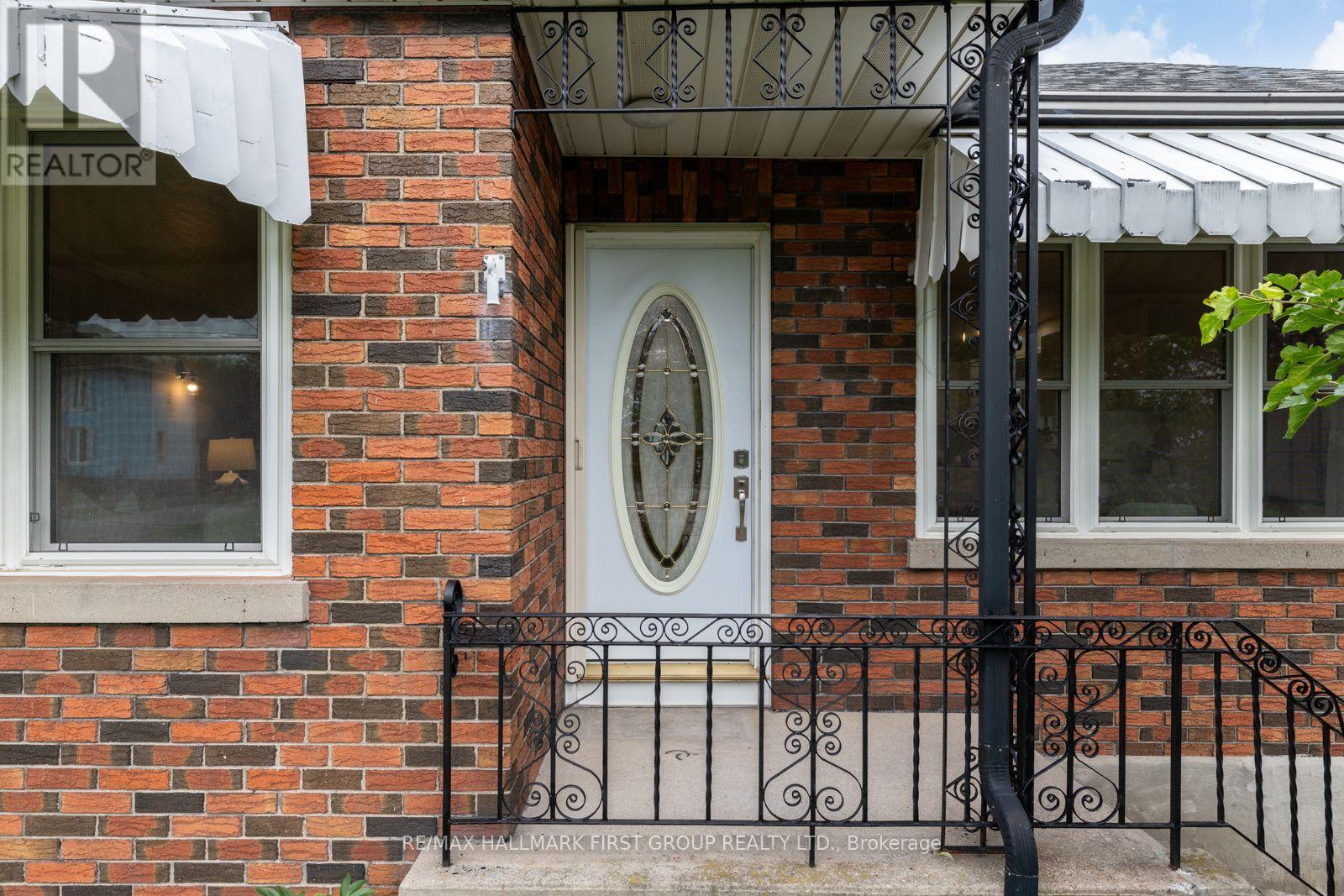 205 Farewell Street, Oshawa, Ontario  L1H 6L6 - Photo 5 - E13751652