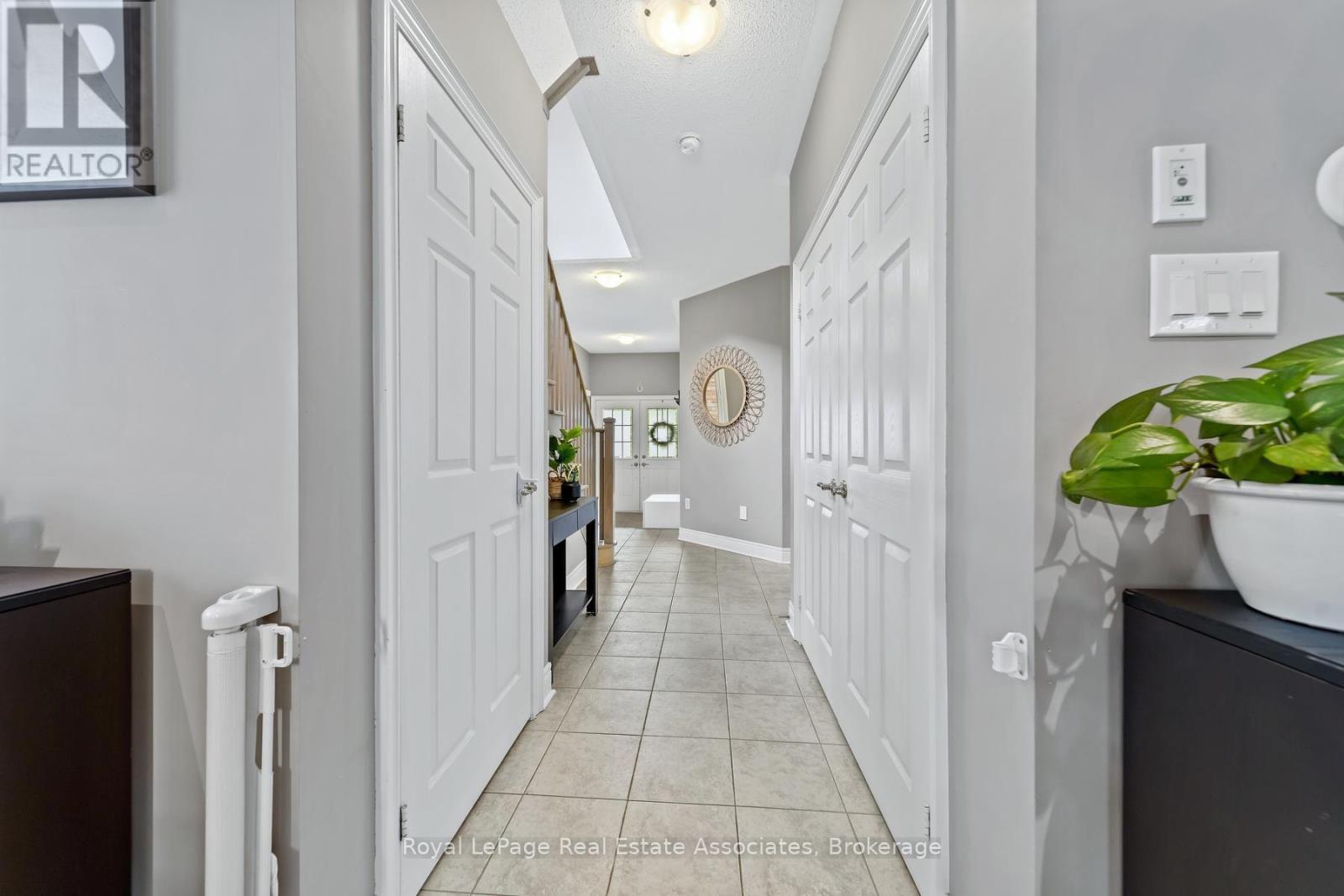 8 Duffel Crescent, Halton Hills, Ontario L7G 0H7 - Photo 5 - W13751608