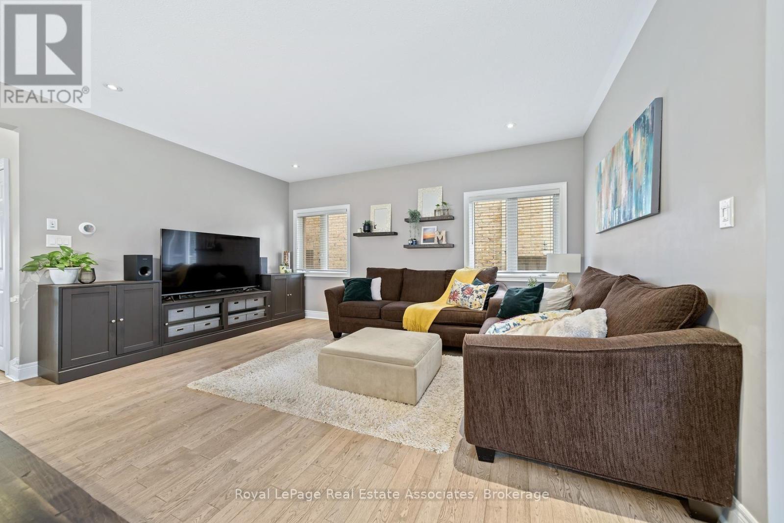 8 Duffel Crescent, Halton Hills, Ontario L7G 0H7 - Photo 6 - W13751608