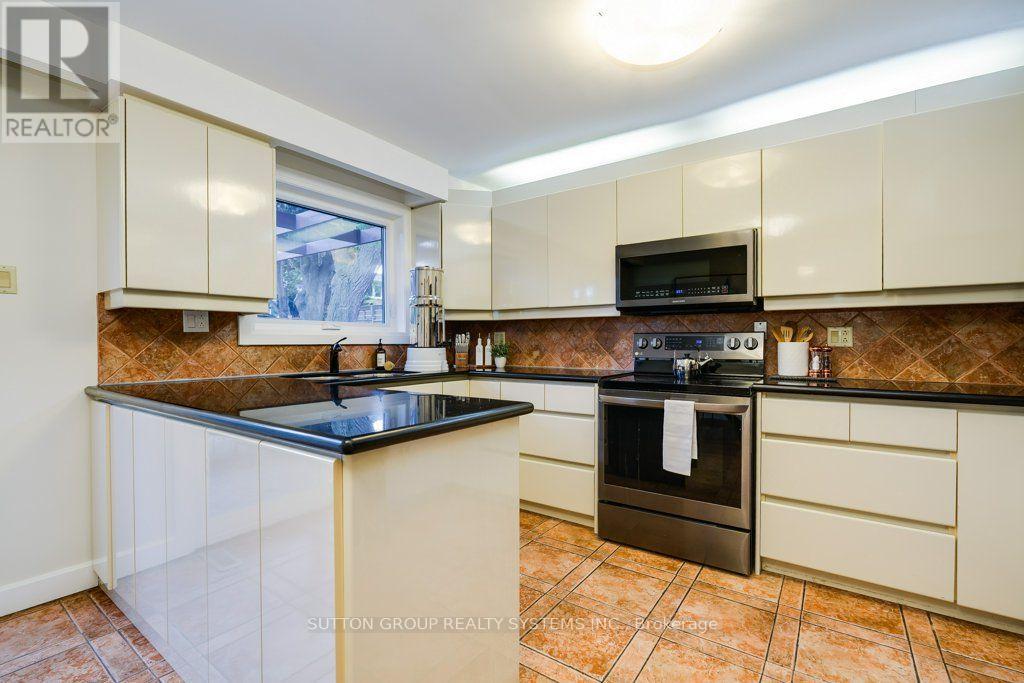 93 Poplar Heights Drive, Toronto, Ontario M9A 4Z3 - Photo 13 - W13751660