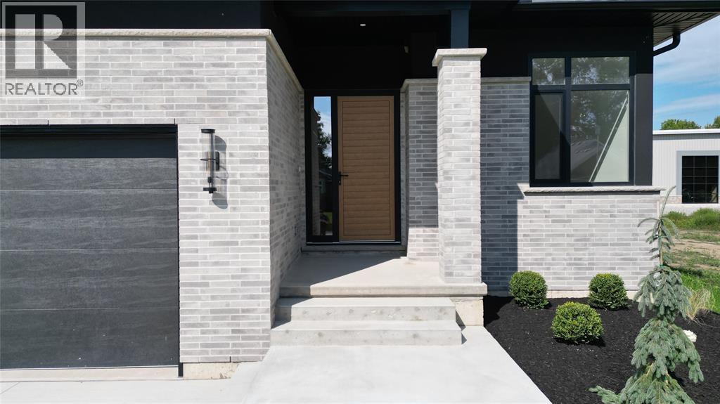 2060 Marion Avenue, Sarnia, Ontario  N0N 1C0 - Photo 2 - 26010538