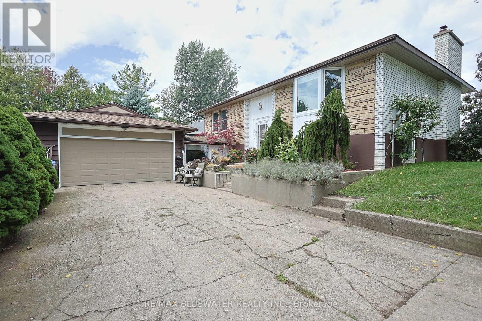 9997 Edward Street, Lambton Shores, Ontario  N0M 2L0 - Photo 2 - X13751730