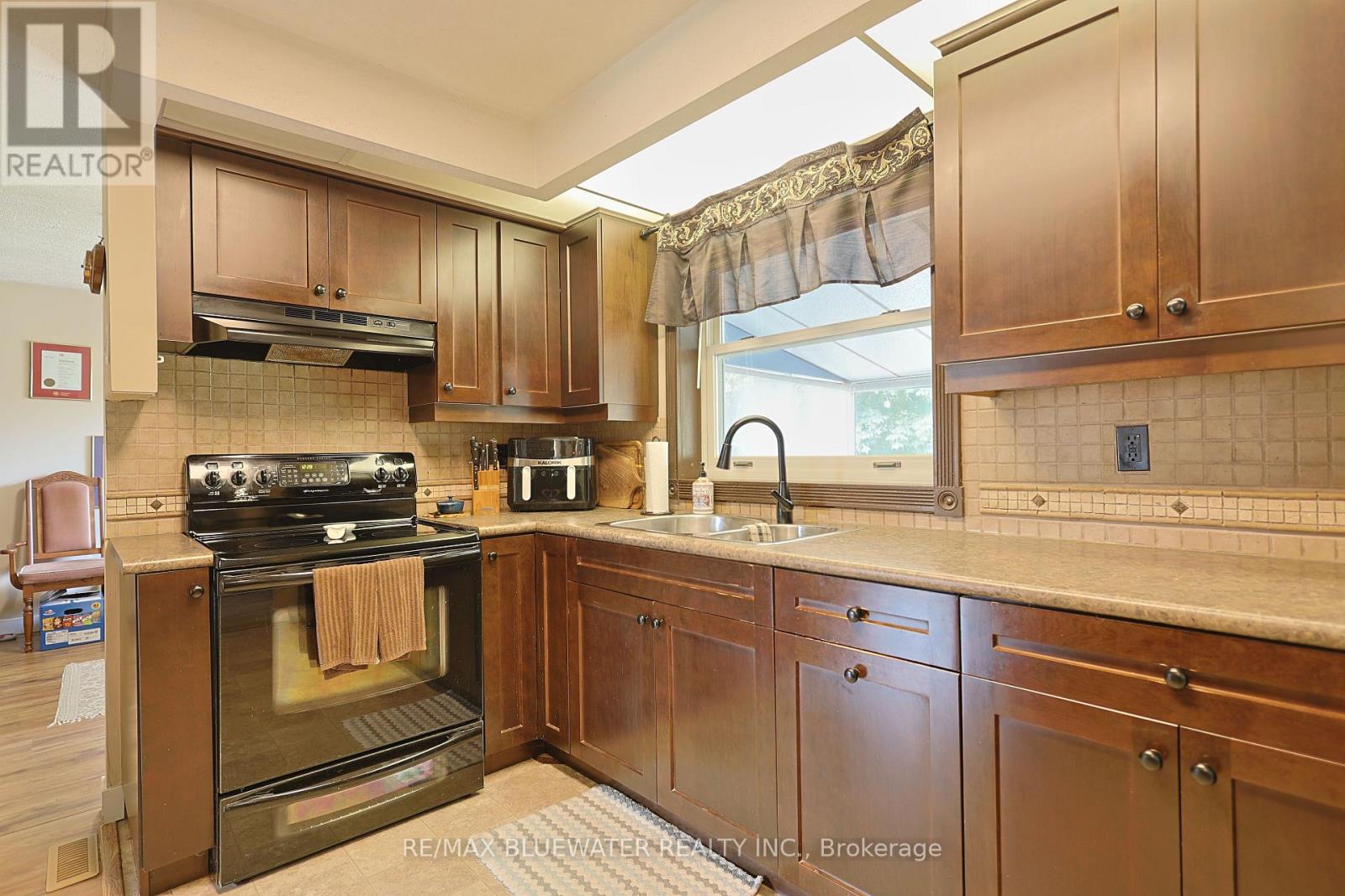 9997 Edward Street, Lambton Shores, Ontario  N0M 2L0 - Photo 21 - X13751730