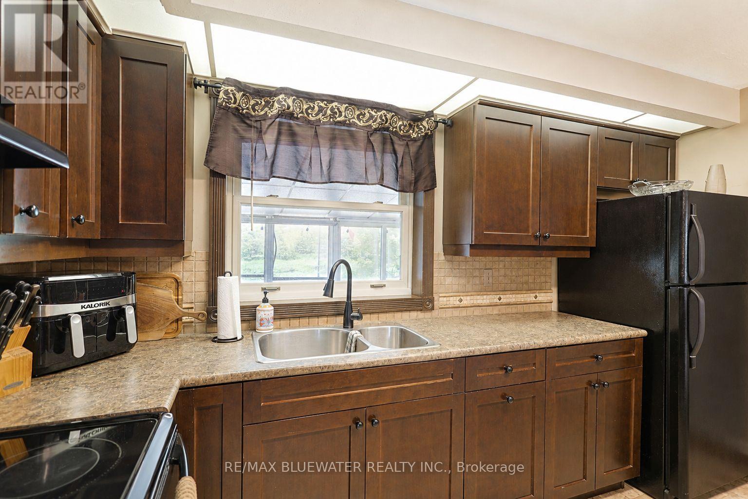 9997 Edward Street, Lambton Shores, Ontario  N0M 2L0 - Photo 22 - X13751730