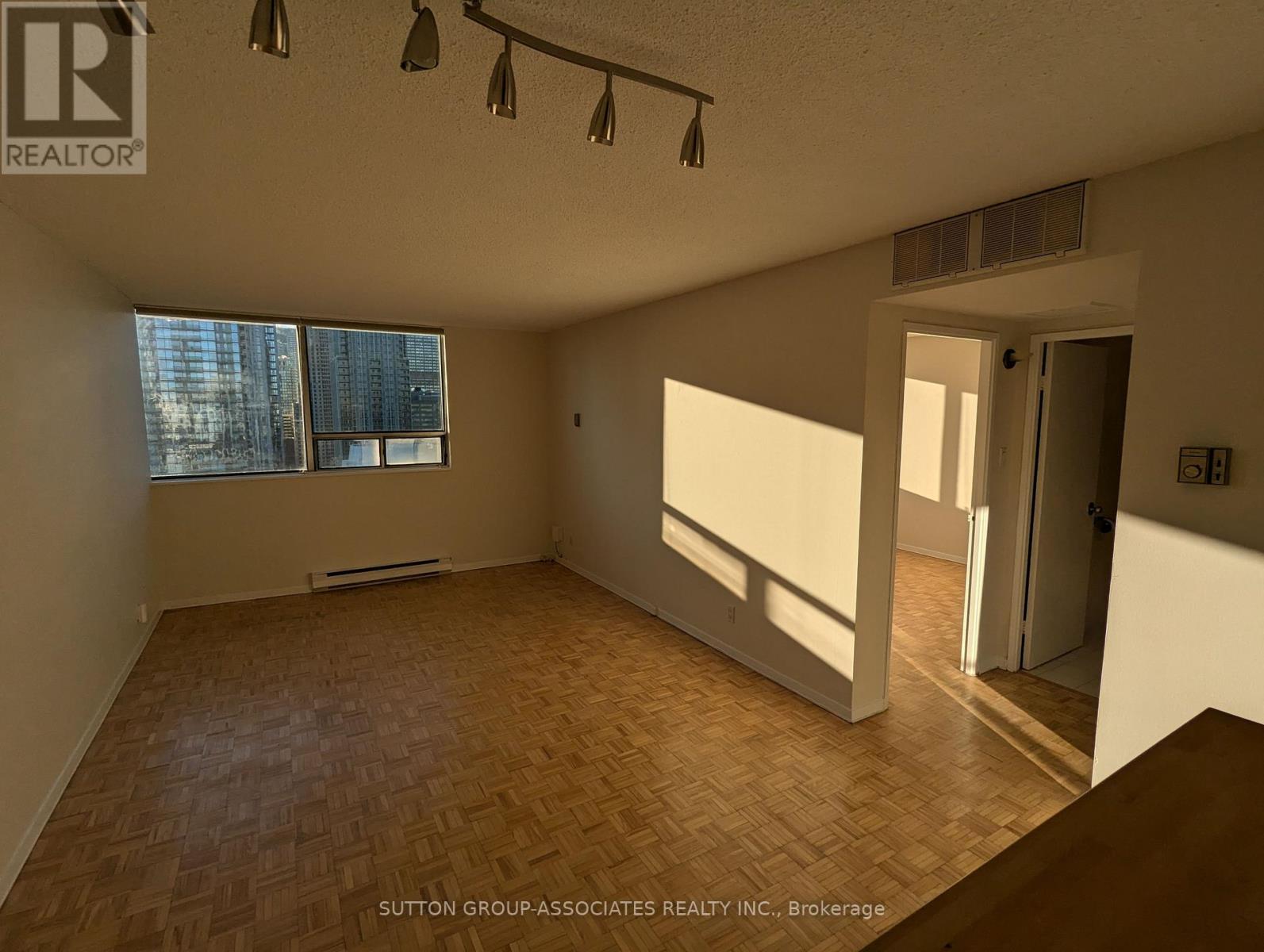 2004 - 914 Yonge Street, Toronto, Ontario  M4W 3C8 - Photo 2 - C13751770
