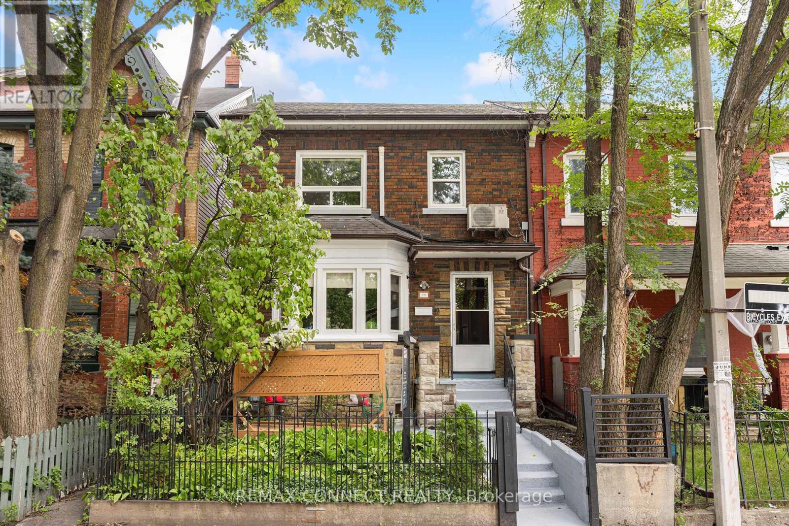 29 Denison Avenue, Toronto, Ontario  M5T 2M6 - Photo 1 - C13751796