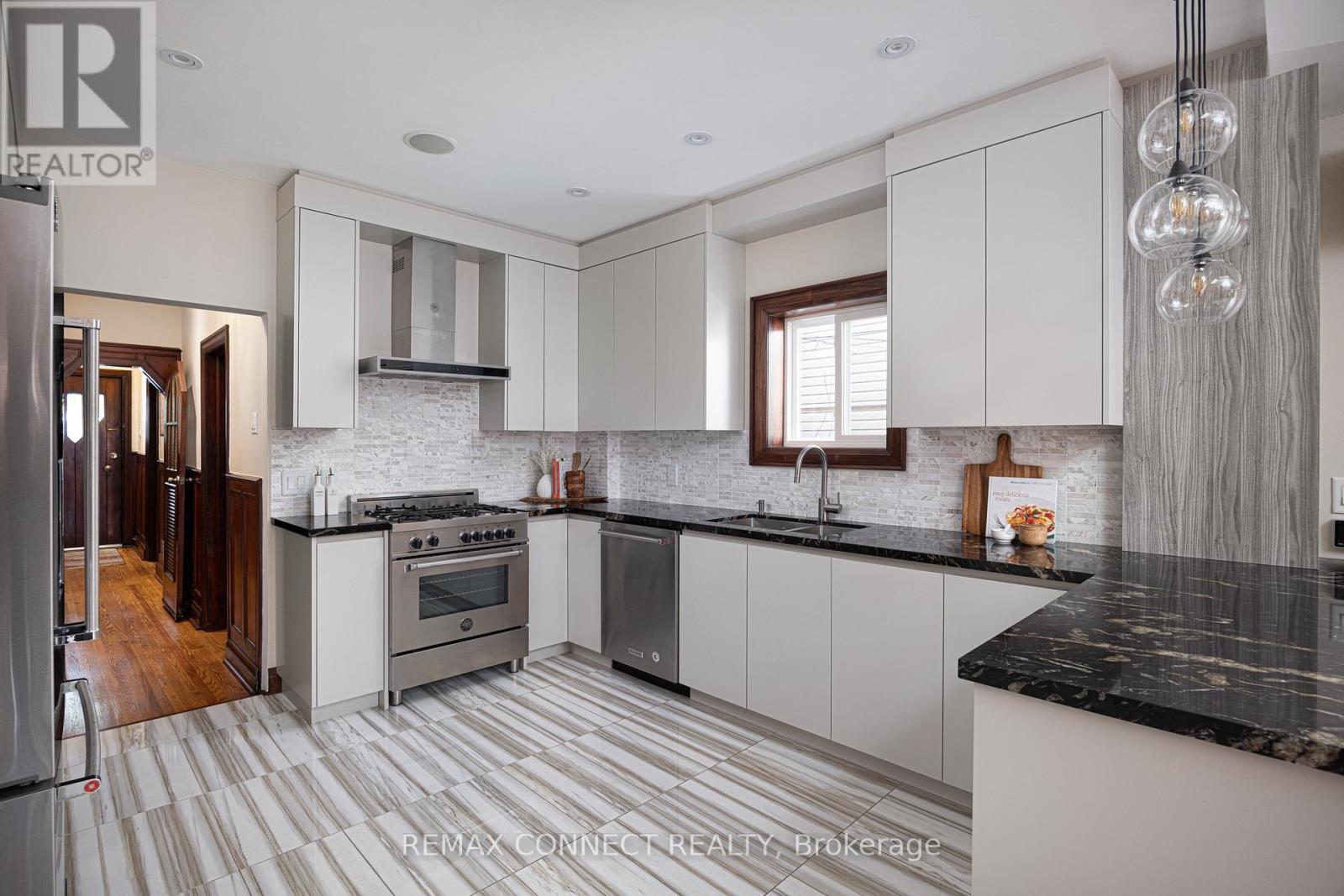 29 Denison Avenue, Toronto, Ontario  M5T 2M6 - Photo 3 - C13751796