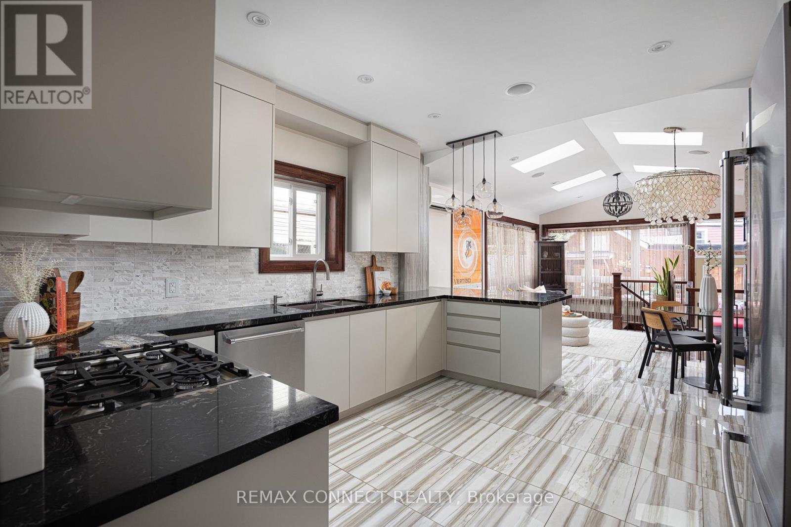 29 Denison Avenue, Toronto, Ontario  M5T 2M6 - Photo 4 - C13751796