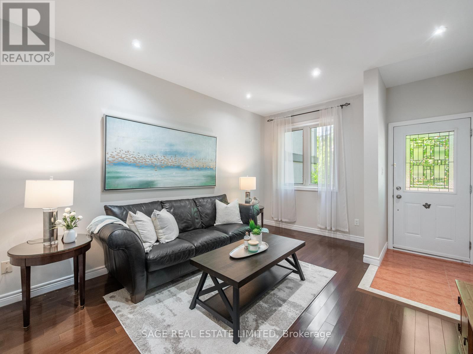 251a Chisholm Avenue, Toronto, Ontario  M4C 4W5 - Photo 3 - E13751768