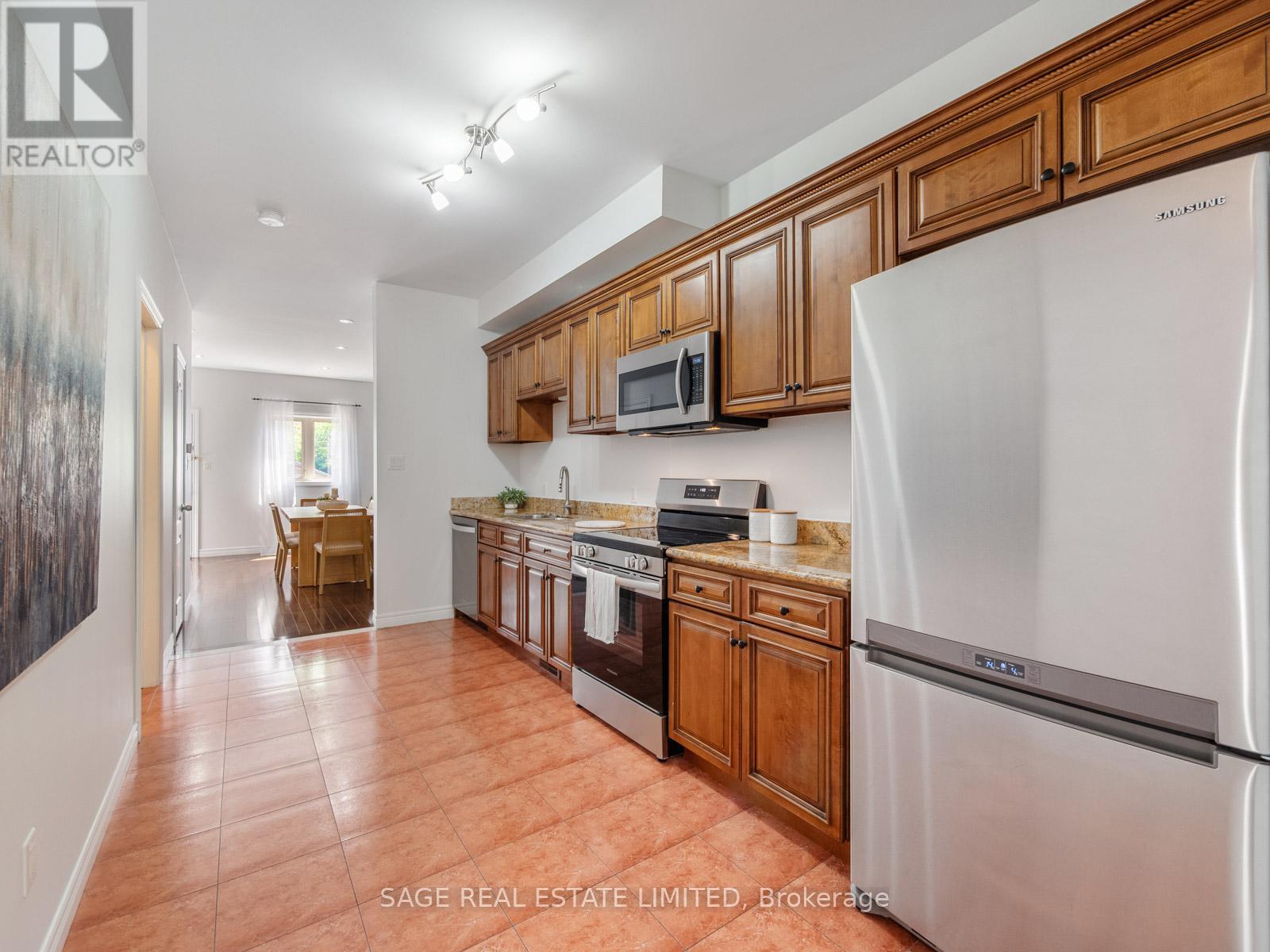 251a Chisholm Avenue, Toronto, Ontario  M4C 4W5 - Photo 5 - E13751768