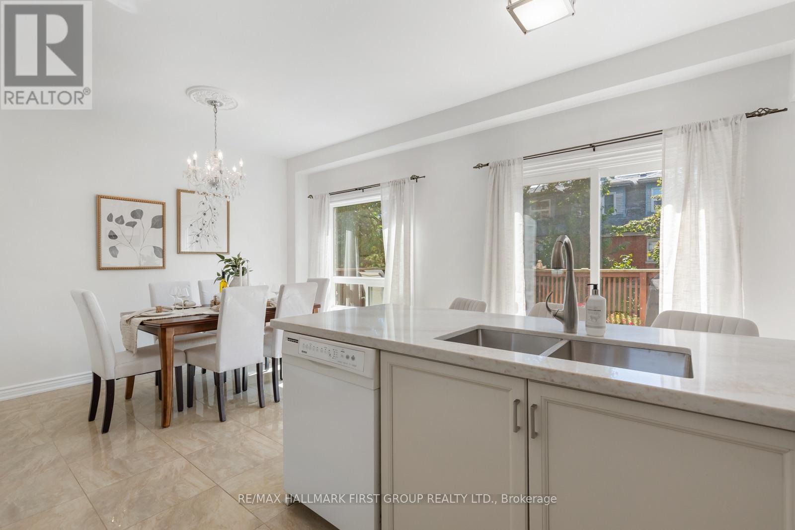39 Bach Avenue, Whitby, Ontario  L1R 2L1 - Photo 7 - E13751776