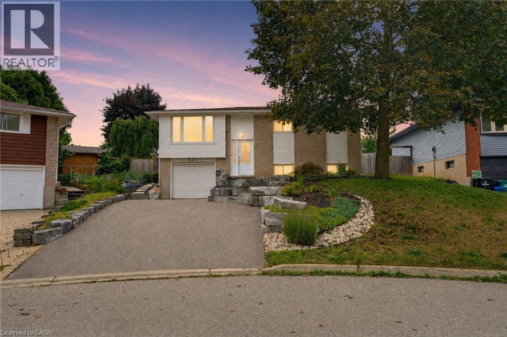 555 Elm Ridge Place, Waterloo, Ontario  N2L 4P6 - Photo 2 - 40861002