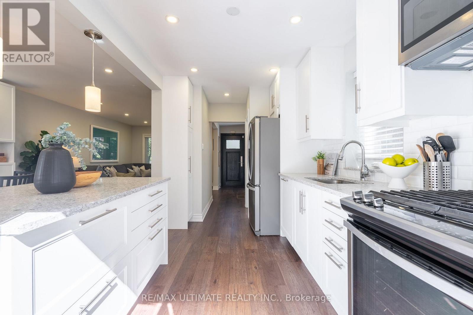 3 Thursfield Crescent, Toronto, Ontario  M4G 2N4 - Photo 12 - C13752072
