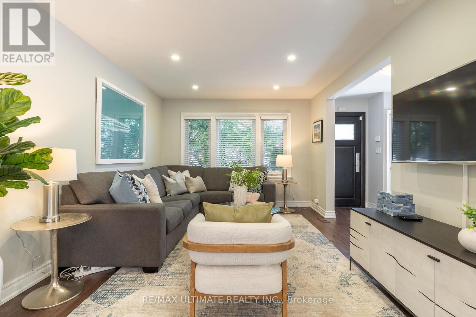 3 Thursfield Crescent, Toronto, Ontario  M4G 2N4 - Photo 3 - C13752072