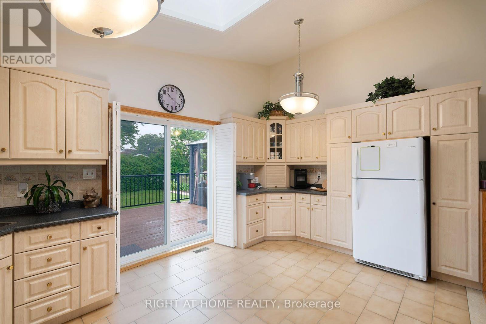 511 Woodcrest Avenue, Oshawa, Ontario  L1J 2T7 - Photo 12 - E13752020