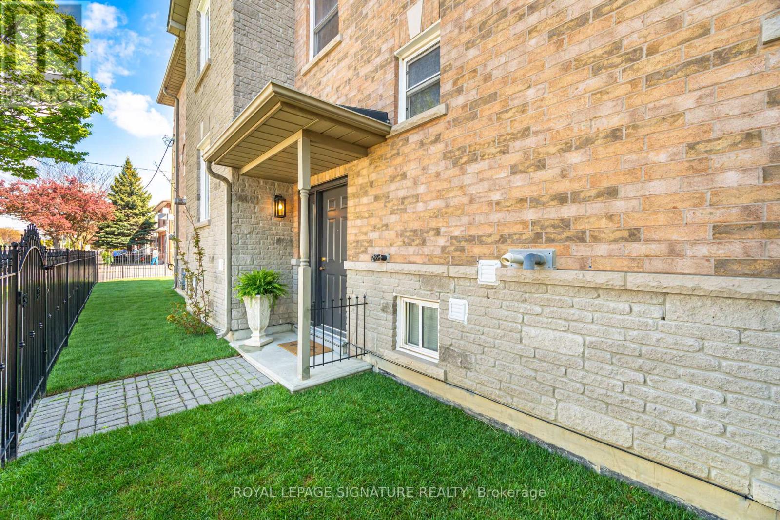 189 Aileen Avenue, Toronto, Ontario M6M 1G1 - Photo 4 - W13751976