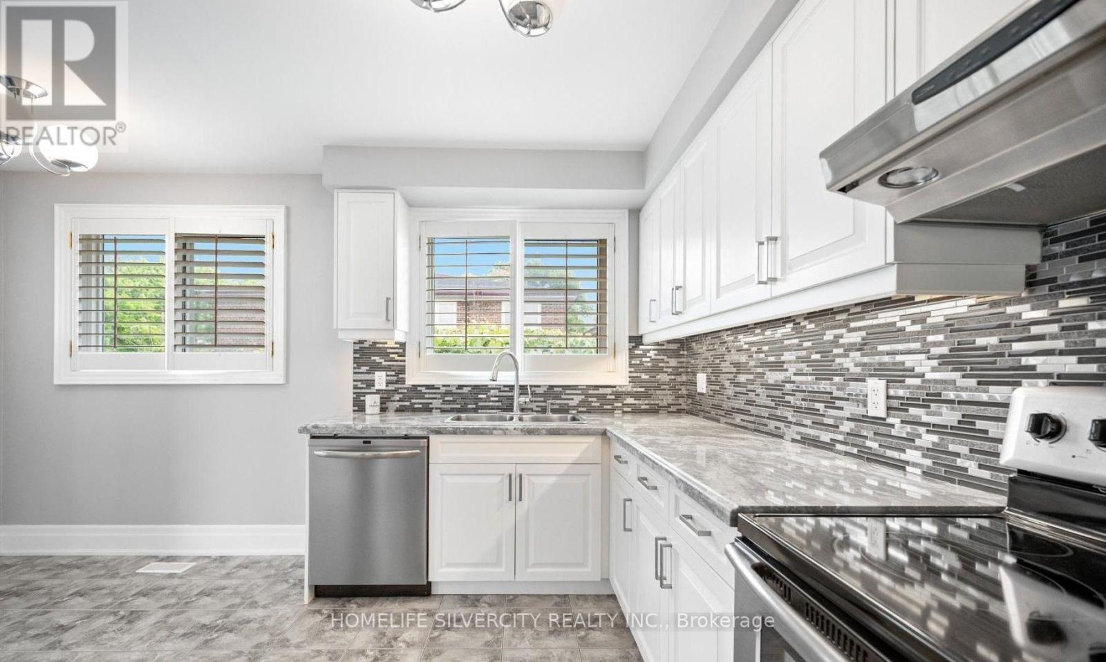 48 Sorlyn Avenue, Toronto, Ontario  M6L 1H8 - Photo 3 - W13747568