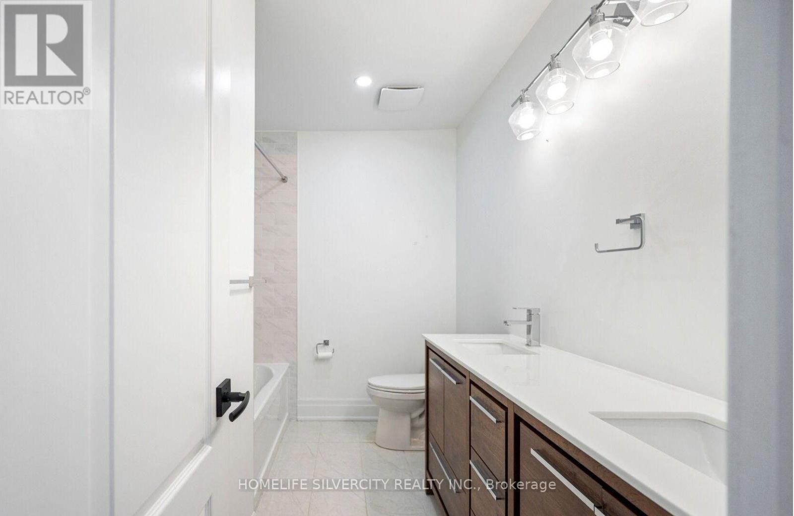 48 Sorlyn Avenue, Toronto, Ontario  M6L 1H8 - Photo 4 - W13747568