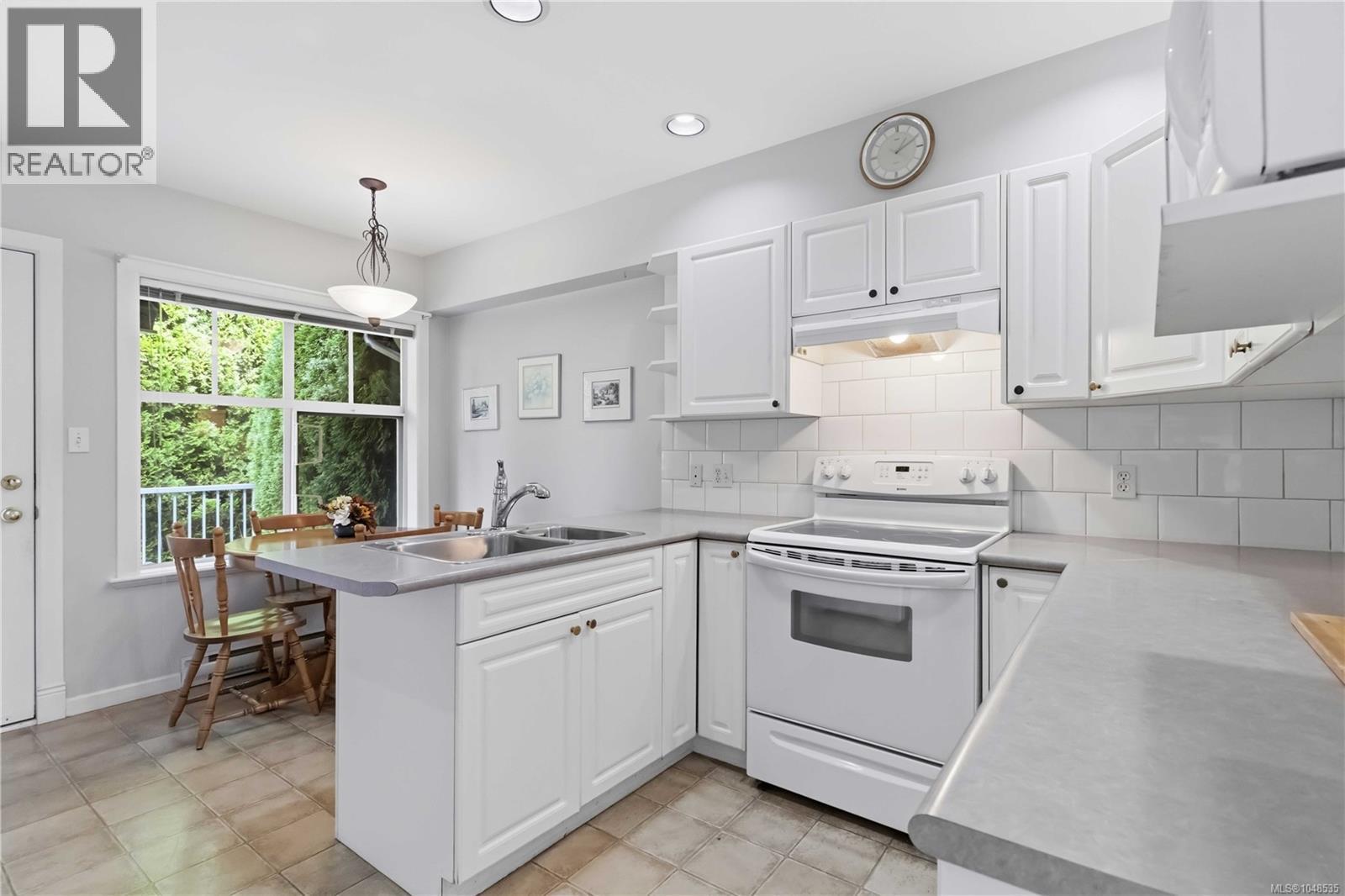 4 4073 Blackberry Lane, Saanich, British Columbia  V8X 5J5 - Photo 8 - 1048535