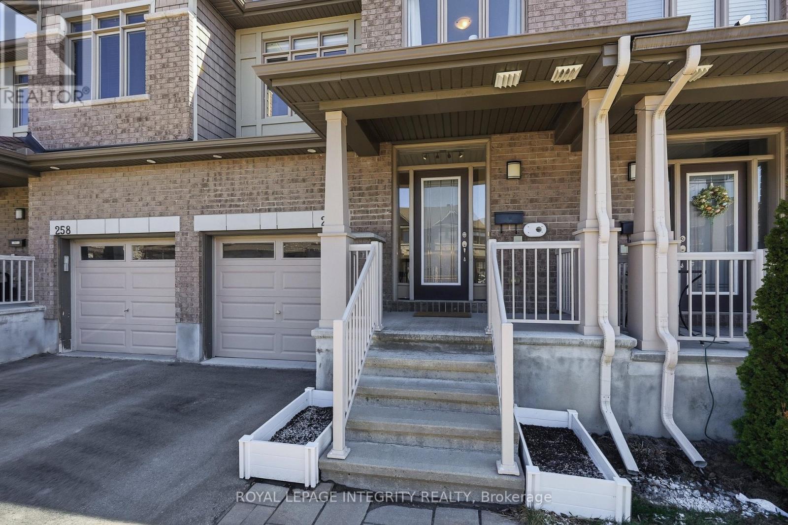 256 Gossamer Street, Ottawa, Ontario  K1W 0B2 - Photo 2 - X13752206