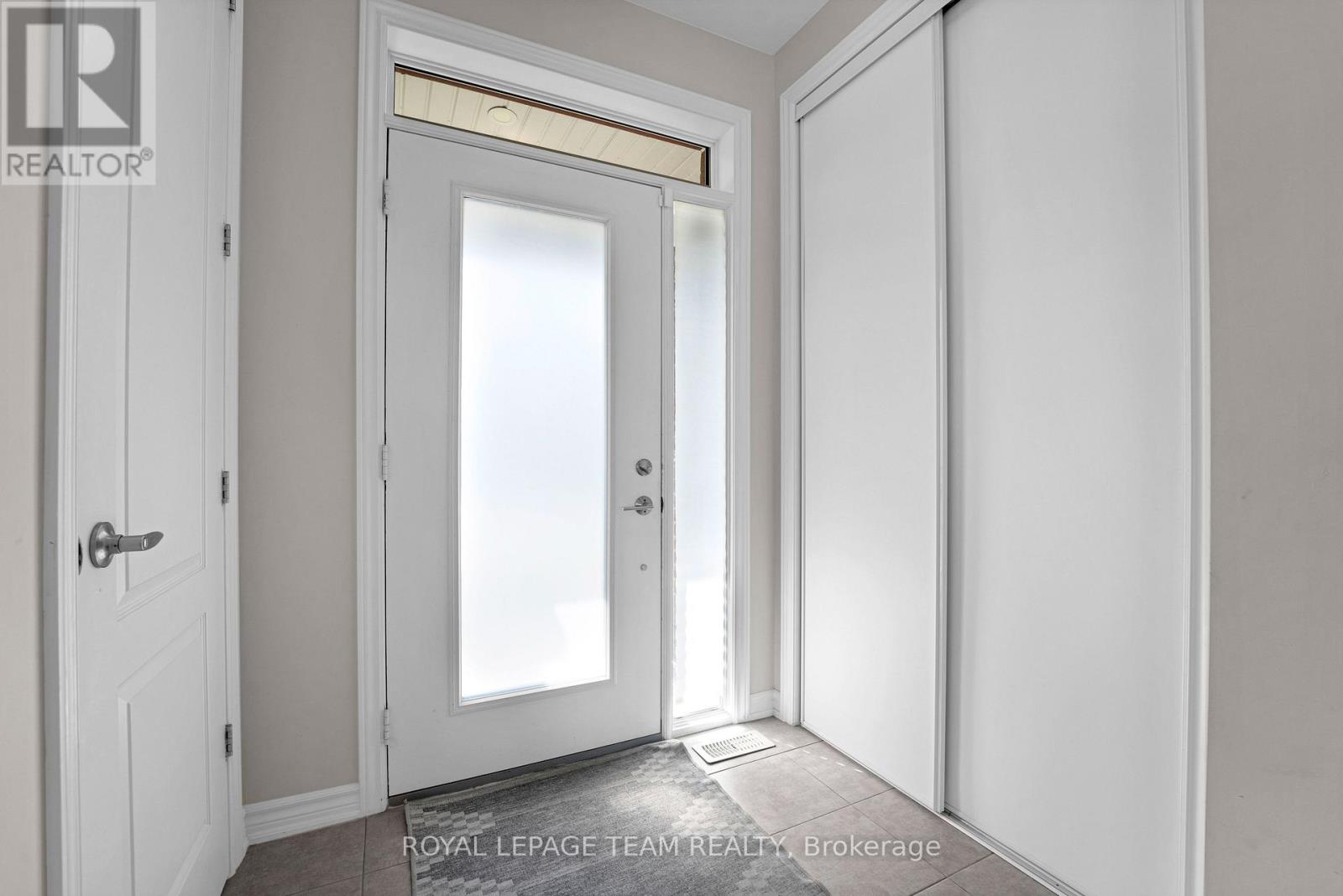 521 Loury Row, Ottawa, Ontario  K1W 0M7 - Photo 3 - X13752234
