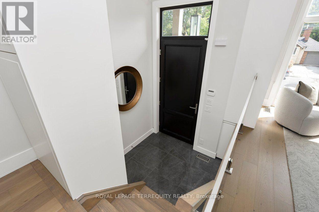 30b Thorndale Avenue, Toronto, Ontario  M8X 1W9 - Photo 4 - W13752106