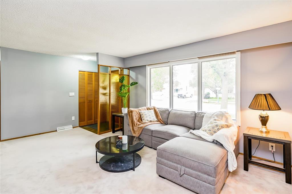 447 Donwood Drive, Winnipeg, Manitoba R2G 0X5 - Photo 3 - 202622450