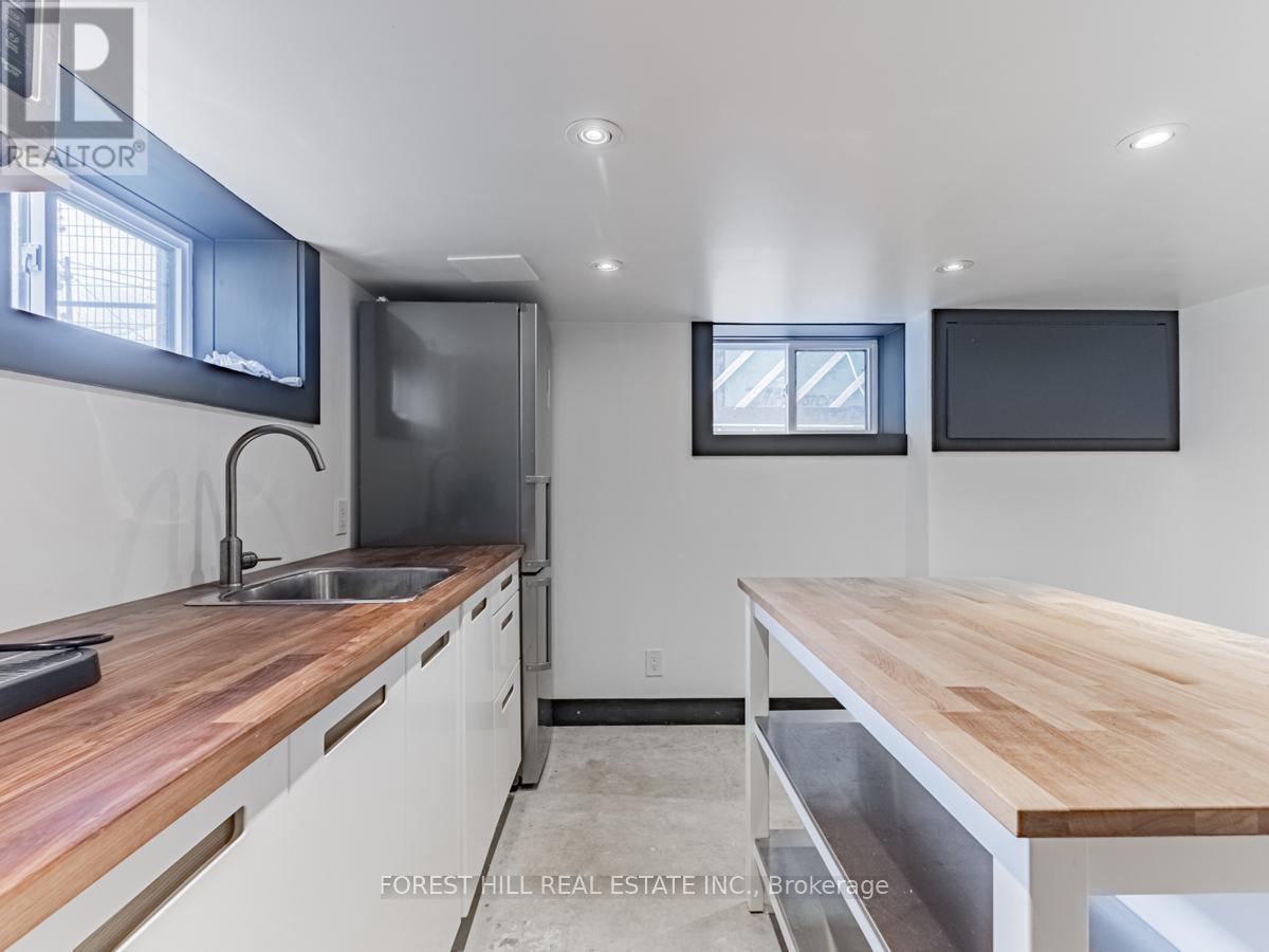 Lower - 18 Sunnybrae Crescent, Toronto, Ontario  M6W 4W5 - Photo 16 - W13752366