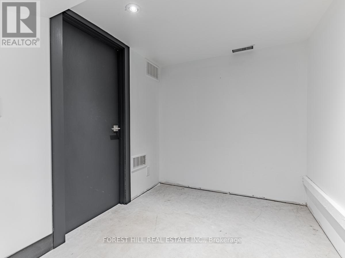 Lower - 18 Sunnybrae Crescent, Toronto, Ontario  M6W 4W5 - Photo 18 - W13752366