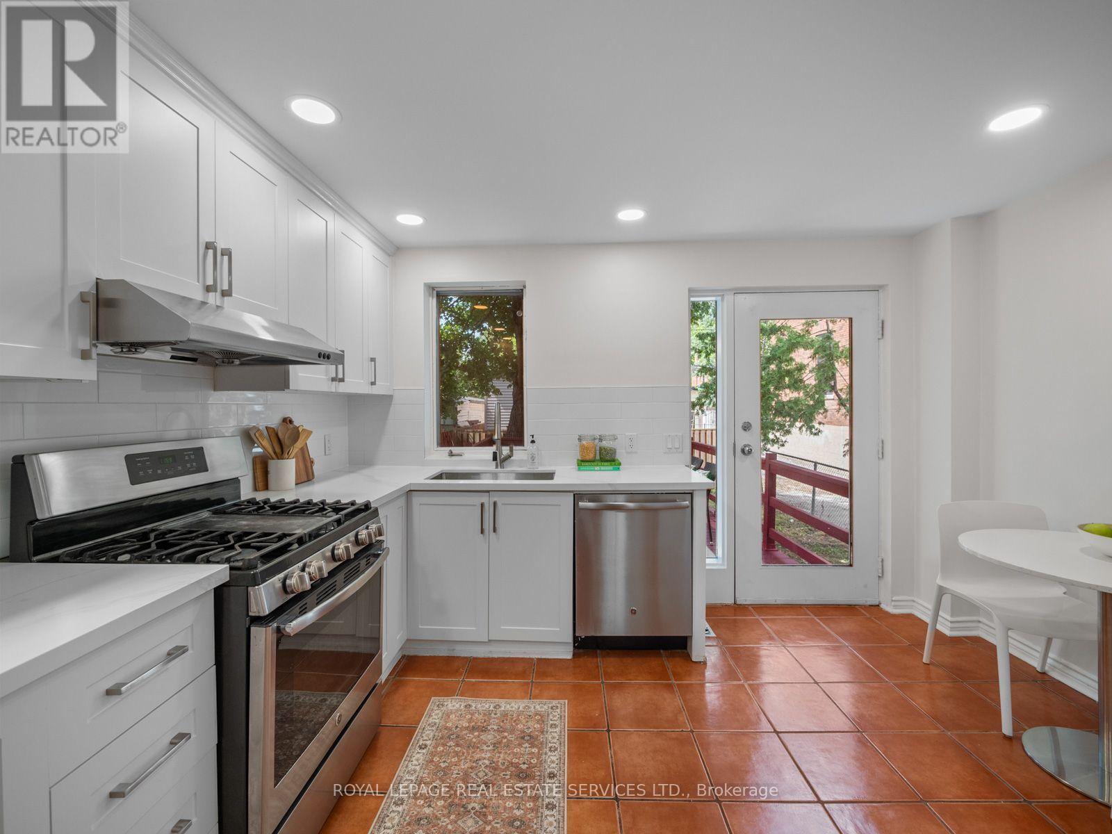 554 Runnymede Road, Toronto, Ontario  M6S 2Z7 - Photo 16 - W13752374