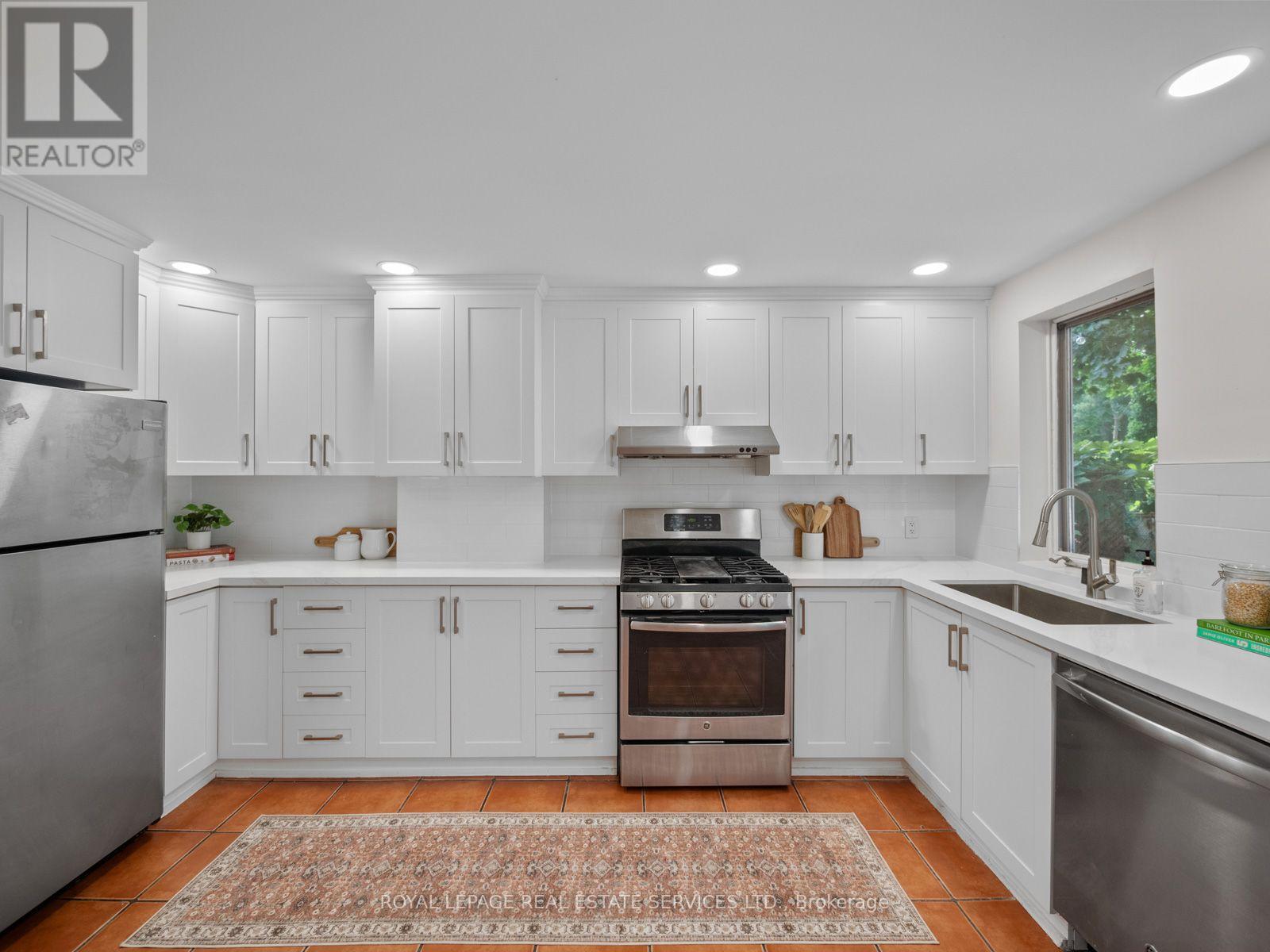 554 Runnymede Road, Toronto, Ontario  M6S 2Z7 - Photo 17 - W13752374