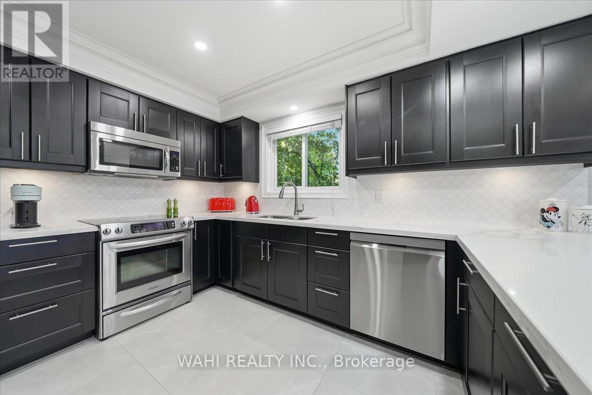 1141 Vicki Lane, Mississauga, Ontario  L5C 2X9 - Photo 4 - W13752422