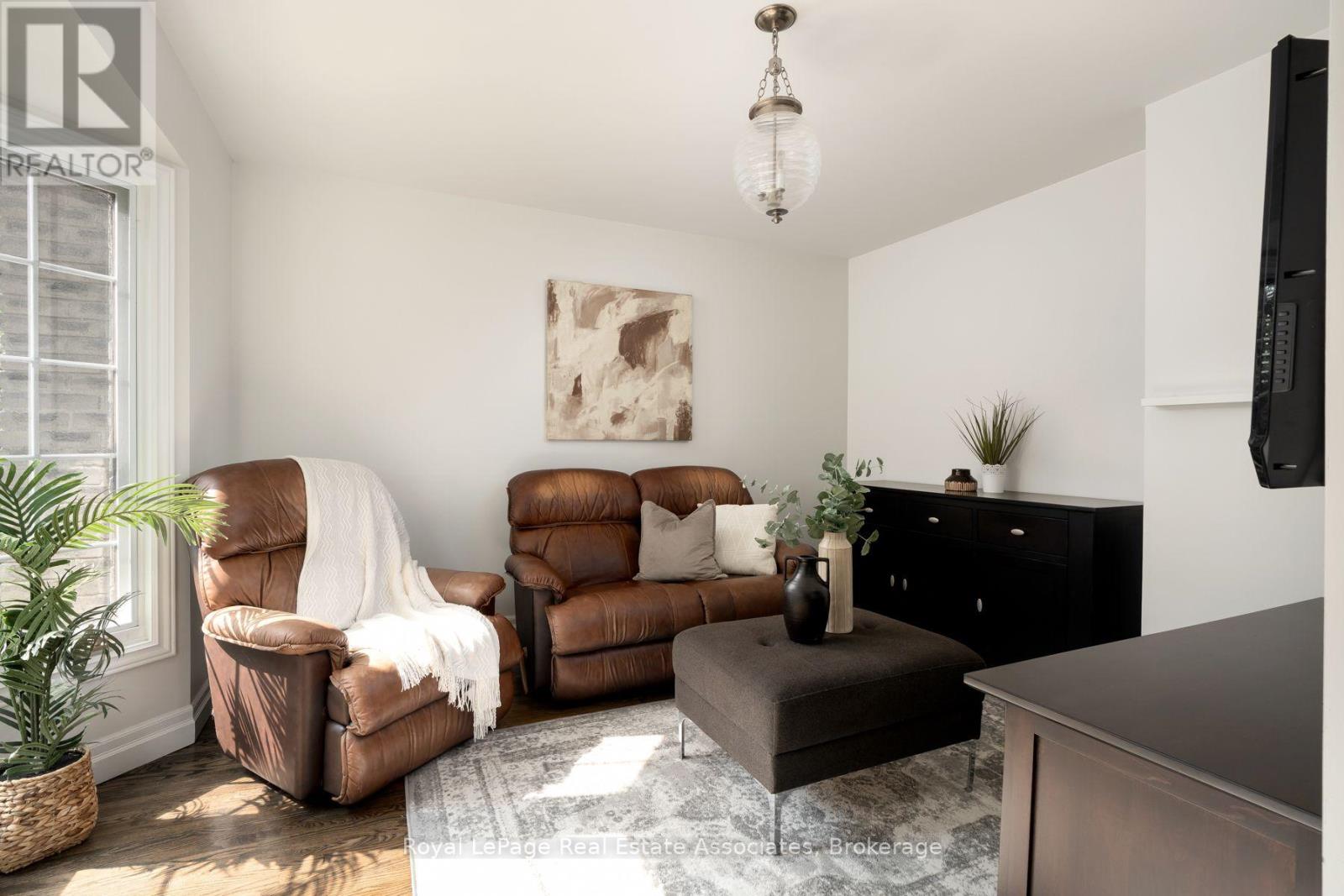 1349 Birchwood Heights Drive, Mississauga, Ontario  L5G 2Y3 - Photo 4 - W13752440