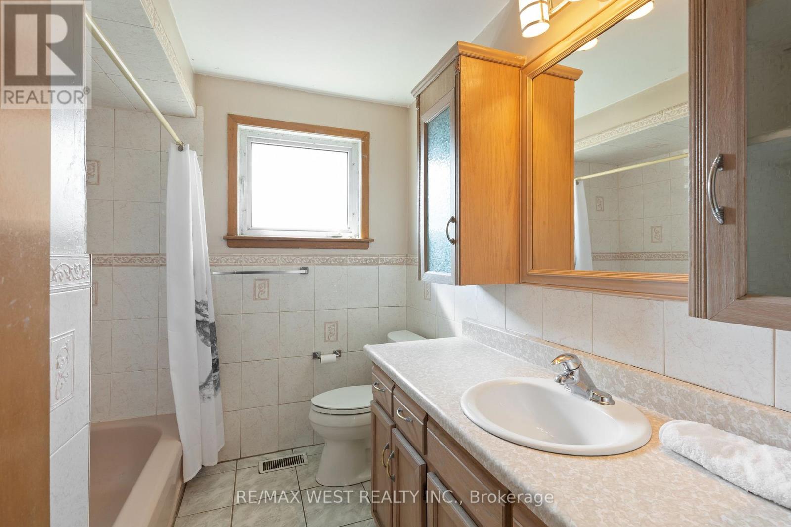 25 Apted Avenue, Toronto, Ontario  M9L 2P2 - Photo 16 - W13752502