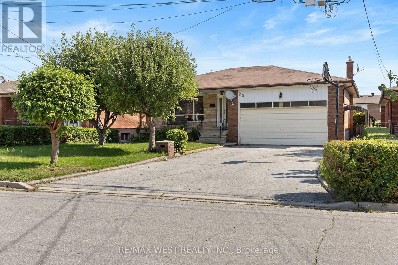 25 Apted Avenue, Toronto, Ontario  M9L 2P2 - Photo 2 - W13752502